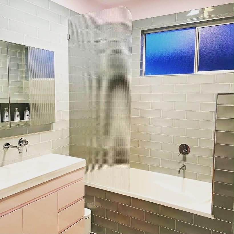 Curved fluted glass bath screen