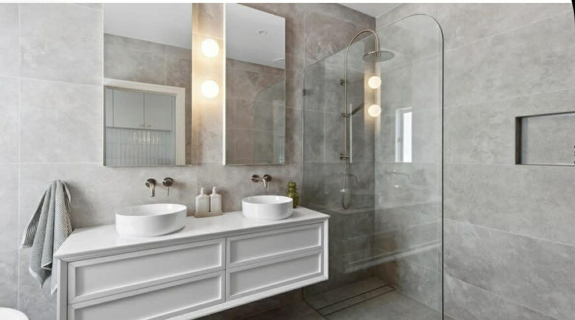 Frameless walk-in shower with curved top