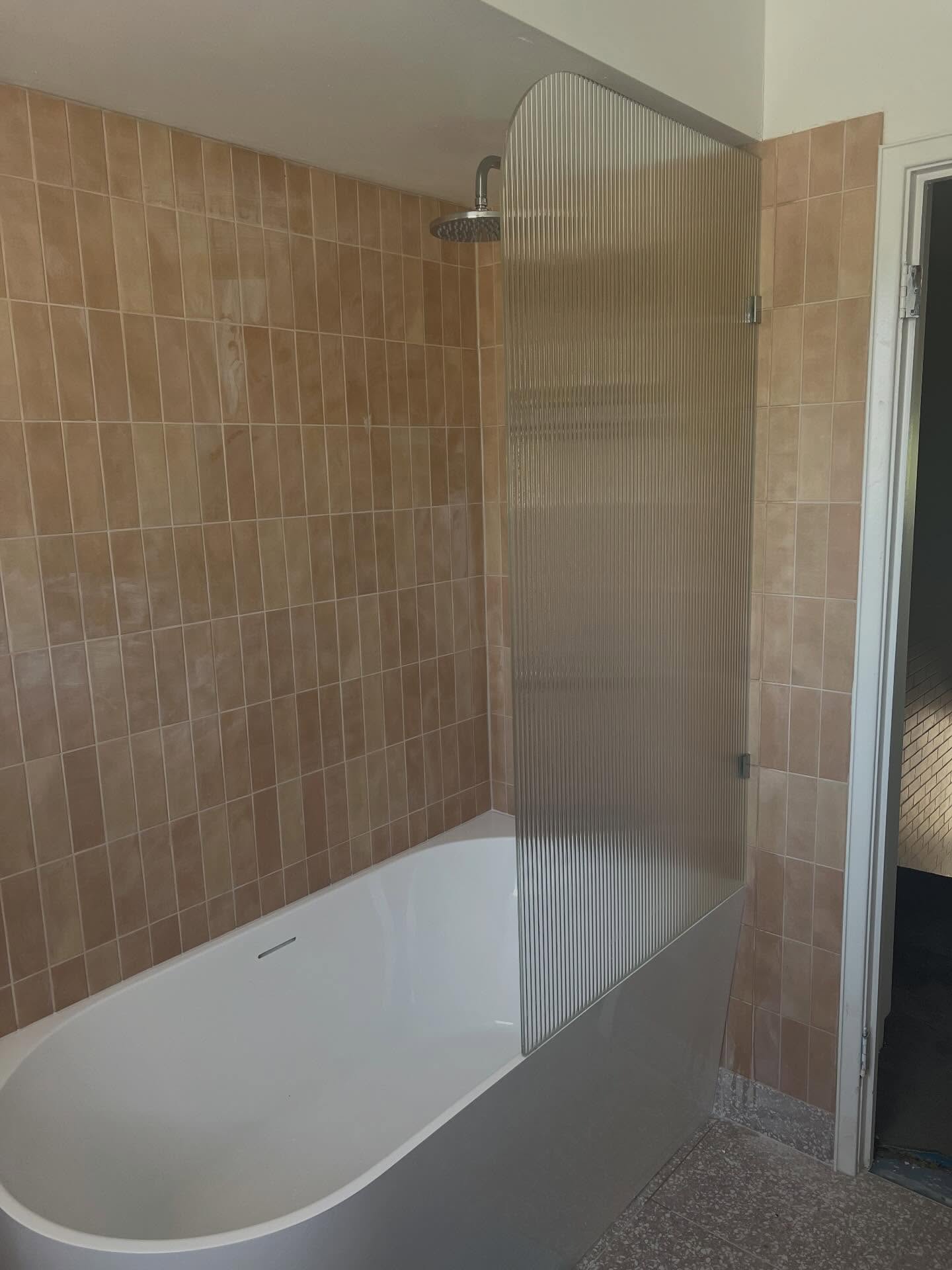 Fluted bath screen with arch top